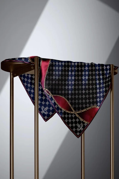 %100 Twill İpek Zincirli Ve Monogram Desenli Lacivert - Bordo Renkli 90x90 Eşarp Dikim Şekli : El Dikişi - Resim 4