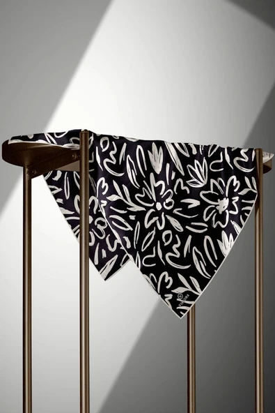 %100 Twill İpek Büyük Çiçek Desenli Siyah - Krem Renkli 90x90 Eşarp Dikim Şekli : El Dikişi - Resim 3