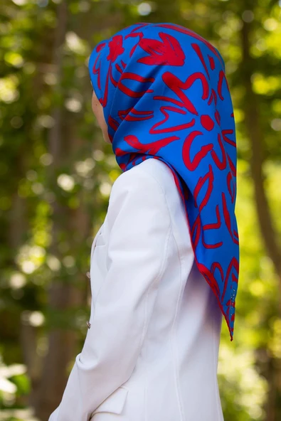 %100 Twill İpek Büyük Çiçek Desenli Saks - Kırmızı Renkli 90x90 Eşarp Dikim Şekli : El Dikişi ürün görseli