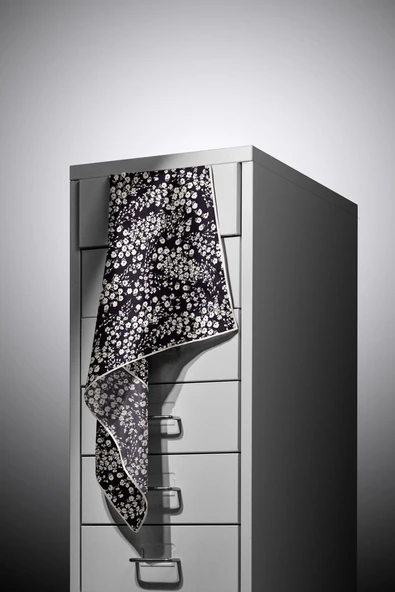 %100 Twill İpek Çıtır Çiçek Desenli Siyah - Krem Renkli 90x90 Eşarp Dikim Şekli : El Dikişi - Resim 5