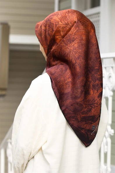 % 57 İpek % 43 Viskon Twill İpek Degradeli Yaprak  Desenli Taba Renkli 90x90 Eşarp Dikim Şekli : El Dikişi ürün görseli 1