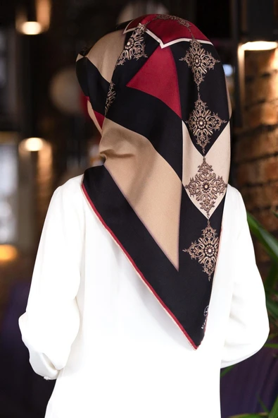 %100 Twill İpek Geometrik ve Barok Desenli Siyah - Bordo Renkli 90x90 Eşarp Dikim Şekli : El Dikişi ürün görseli