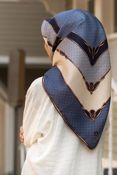 % 57 İPEK % 43 VİSKON Twill İpek Puantiyeli Ve Geometrik Desenli İndigo - Krem Renkli 90x90 Eşarp Dikim Şekli : El Dikişi ürün görseli