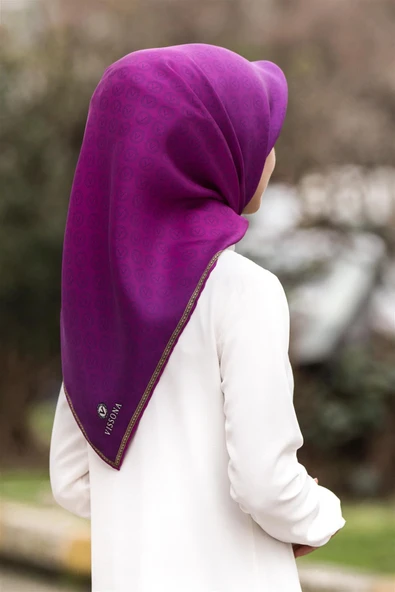 % 57 İPEK % 43 VİSKON Twill İpek Monogram Desenli Mürdüm Renkli 90x90 Eşarp Dikim Şekli : El Dikişi ürün görseli