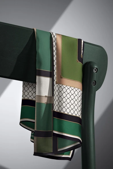 %100 Twill İpek Geometrik Desenli Zümrüt Yeşili - Siyah Renkli 90x90 Eşarp Dikim Şekli : El Dikişi - Resim 6