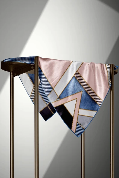 % 57 İPEK % 43 İPEK Twill İpek Geometrik Desenli Bebe Mavisi - Siyah Renkli 90x90 Eşarp Dikim Şekli : El Dikişi - Resim 4