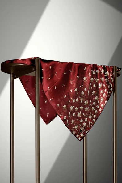 % 57 İPEK % 43 VİSKON Twill İpek Çiçek Desenli Bordo Renkli 90x90 Eşarp Dikim Şekli : El Dikişi - Resim 3