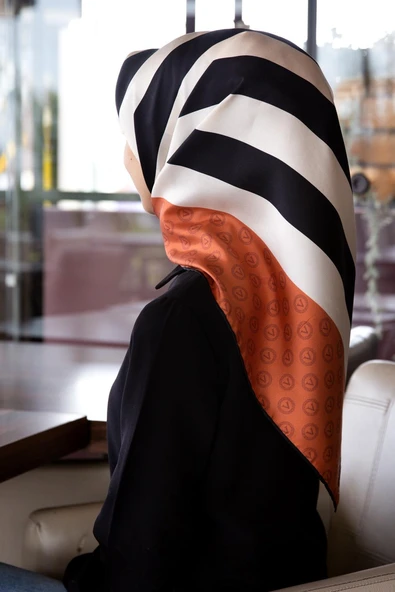 %100 Twill İpek Monogram Şerit Desenli Taba - Siyah Renkli 90x90 Eşarp Dikim Şekli : El Dikişi ürün görseli