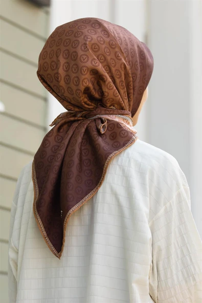 % 57 İPEK % 43 VİSKON Twill İpek Monogram Desenli Hardal Renkli 90x90 Eşarp Dikim Şekli : El Dikişi ürün görseli