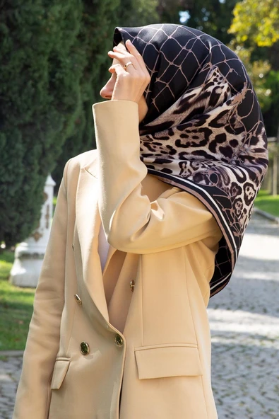 %100 Twill İpek Leopar Desenli Siyah - Bej Renkli 90x90 Eşarp Dikim Şekli : El Dikişi ürün görseli