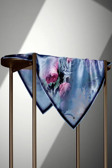 %100 Twill İpek Dumanlı Çiçek Desenli İndigo - Lacivert Renkli 90x90 Eşarp Kenar Dikiş Şekli El Dikişli - Resim 6