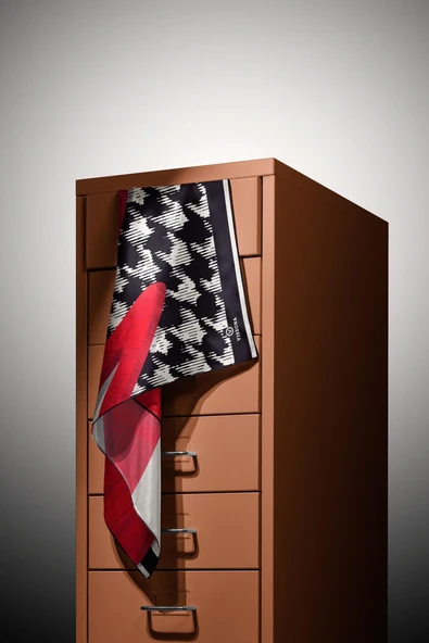 %100 Twill İpek Kazayağı Desenli Kırmızı - Krem Renkli 90x90 Eşarp Kenar Dikiş Şekli El Dikişli - Resim 4