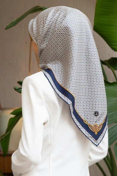 %100 Twill İpek Minik Motif Desenli Krem - Lacivert Renkli 90x90 Eşarp Dikim Şekli : El Dikişi ürün görseli 1