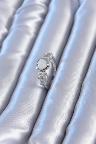 Baget ve Zirkon Taşlı Beyaz Kalp Gümüş Renk Pirinç Kadın Yüzük - TJ-BYK2785 ürün görseli