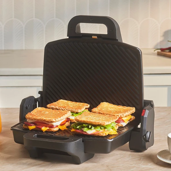 Karaca Future Essential Tost Makinesi Matte Black 1800 W 4 Dilim Kapasiteli ürün görseli