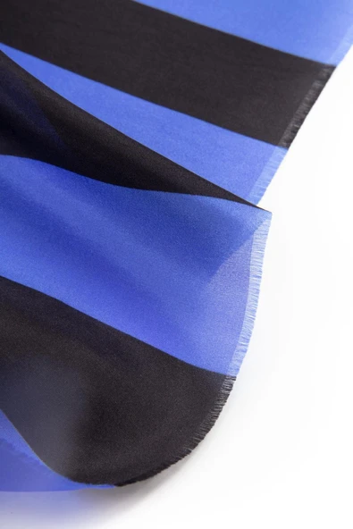 %100 İpek Şerit Ve Varak Desenli Bebe Mavisi - Siyah Renkli 92x210 Şal - Resim 4