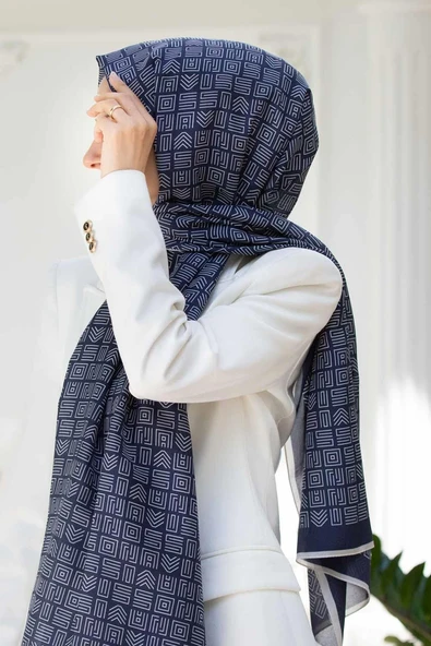 % 100 İPEK ETNİK DESENLİ LACİVERT - KREM RENKLİ ŞAL ürün görseli