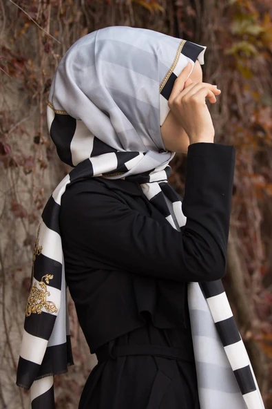 %100 İpek Çizgili Ve Varak Desenli Gümüş - Siyah Renkli 92x210 Şal ürün görseli 1