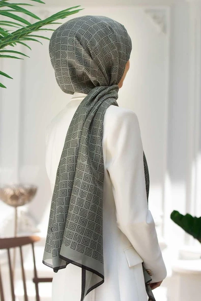 % 100 İPEK ETNİK DESENLİ HAKİ - SİYAH RENKLİ ŞAL ürün görseli