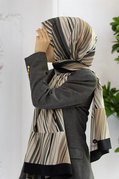 LÜKS MEDİNE İPEĞİ ÇİZGİLİ DESENLİ SİYAH RENKLİ 75X195 KIRIŞMAZ ŞAL MOSS KREP DİKİŞ TİPİ İTALYAN DİKİŞLİ ürün görseli