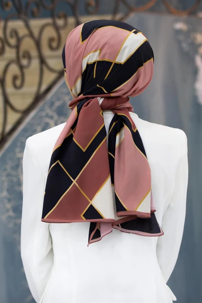 LÜKS MEDİNE İPEĞİ GOLD DETAYLI KARO DESENLİ PUDRA RENKLİ 75X195 KIRIŞMAZ ŞAL MOSS KREP DİKİŞ TİPİ İTALYAN DİKİŞLİ ürün görseli 1