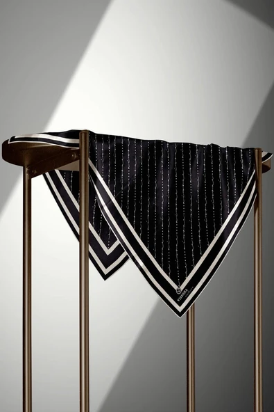 %100 Twill İpek El Yazısı Vissona Desenli Siyah - Krem Renkli Daha Tok Exclusive Serisi 90x90 Eşarp Kenar Dikiş Şekli : El Dikişi - Resim 3