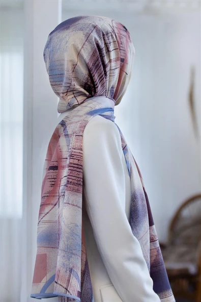 LÜKS MEDİNE İPEĞİ GEOMETRİK DESENLİ BEBE MAVİSİ RENKLİ 75X195 KIRIŞMAZ ŞAL MOSS KREP DİKİŞ TİPİ İTALYAN DİKİŞLİ ürün görseli