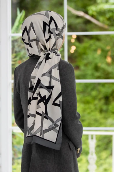 LÜKS MEDİNE İPEĞİ GEOMETRİK DESENLİ GRİ RENKLİ 75X195 KIRIŞMAZ ŞAL MOSS KREP DİKİŞ TİPİ İTALYAN DİKİŞLİ ürün görseli