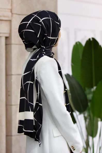 LÜKS MEDİNE İPEĞİ ÇİZGİLİ DESENLİ SİYAH RENKLİ 75X195 KIRIŞMAZ ŞAL MOSS KREP DİKİŞ TİPİ İTALYAN DİKİŞLİ ürün görseli