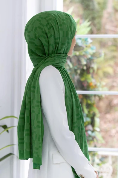 LÜKS MEDİNE İPEĞİ MONOGRAM DESENLİ ZÜMRÜT YEŞİLİ RENKLİ 75X195 KIRIŞMAZ ŞAL MOSS KREP DİKİŞ TİPİ İTALYAN DİKİŞLİ ürün görseli