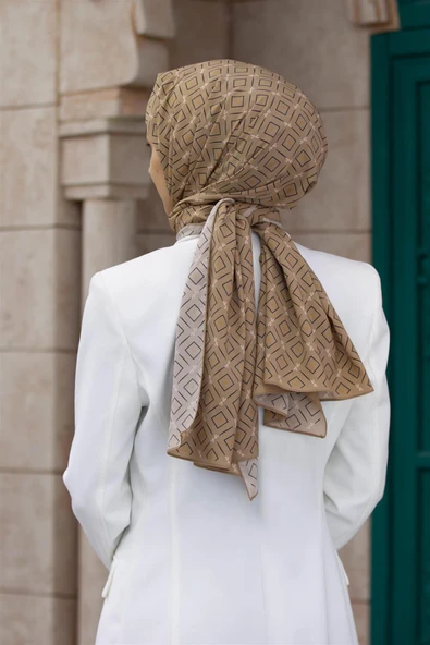 LÜKS MEDİNE İPEĞİ GEOMETRİK DESENLİ BEJ RENKLİ 75X195 KIRIŞMAZ ŞAL MOSS KREP DİKİŞ TİPİ İTALYAN DİKİŞLİ ürün görseli