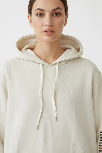 Kadın Jennifer Kapşonlu Kol Yazılı Üç İp Şardonlu Sweatshirt Ekru ürün görseli 1