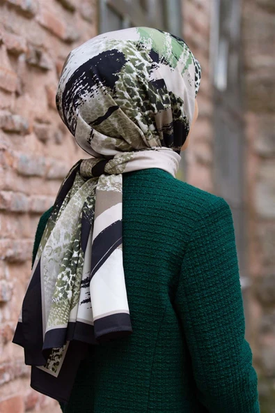 LÜKS MEDİNE İPEĞİ LEOPAR DESENLİ KREM - HAKİ YEŞİLİ RENKLİ 75X195 KIRIŞMAZ ŞAL MOSS KREP DİKİŞ TİPİ İTALYAN DİKİŞLİ ürün görseli