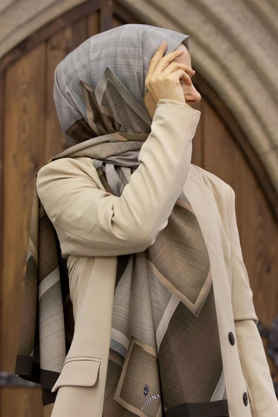 LÜKS MEDİNE İPEĞİ DOKULU KARO DESENLİ BEJ - KAHVERENGİ RENKLİ 75X195 KIRIŞMAZ ŞAL MOSS KREP DİKİŞ TİPİ İTALYAN DİKİŞLİ ürün görseli