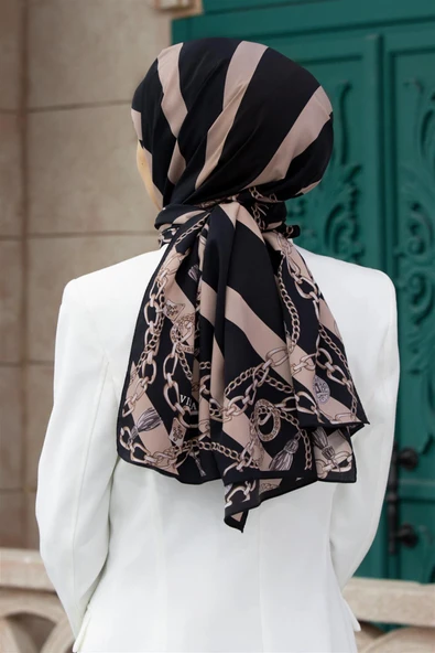 LÜKS MEDİNE İPEĞİ ÇİZGİLİ VE ZİNCİR DESENLİ SİYAH - BEJ RENKLİ 75X195 KIRIŞMAZ ŞAL MOSS KREP DİKİŞ TİPİ İTALYAN DİKİŞLİ ürün görseli 1