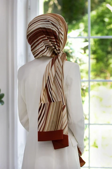 LÜKS MEDİNE İPEĞİ ÇİZGİLİ DESENLİ BORDO RENKLİ 75X195 KIRIŞMAZ ŞAL MOSS KREP DİKİŞ TİPİ İTALYAN DİKİŞLİ ürün görseli