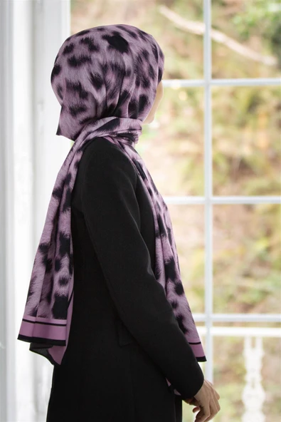 LÜKS MEDİNE İPEĞİ LEOPAR DESENLİ PUDRA RENKLİ 75X195 KIRIŞMAZ ŞAL MOSS KREP DİKİŞ TİPİ İTALYAN DİKİŞLİ ürün görseli