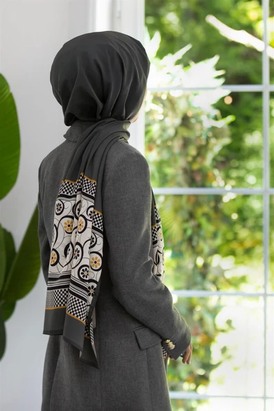 LÜKS MEDİNE İPEĞİ KENAR MOTİFİ ÇİÇEK DESENLİ GRİ RENKLİ 75X195 KIRIŞMAZ ŞAL MOSS KREP DİKİŞ TİPİ İTALYAN DİKİŞLİ ürün görseli