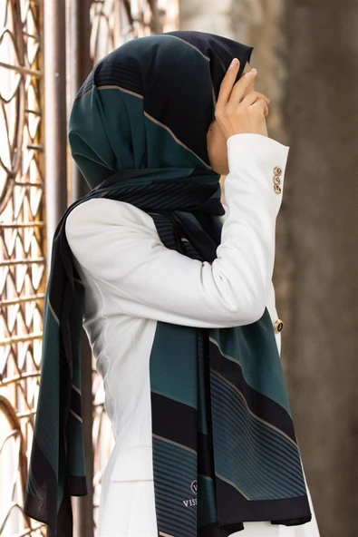 LÜKS MEDİNE İPEĞİ ÇAPRAZ ÇİZGİLİ DESENLİ SİYAH - PETROL YEŞİLİ RENKLİ 75X195 KIRIŞMAZ ŞAL MOSS KREP DİKİŞ TİPİ İTALYAN DİKİŞLİ ürün görseli 1