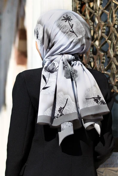 LÜKS MEDİNE İPEĞİ FIRÇA DOKULU ÇİZGİ ÇİÇEK DESENLİ GRİ RENKLİ 75X195 KIRIŞMAZ ŞAL MOSS KREP DİKİŞ TİPİ İTALYAN DİKİŞLİ ürün görseli