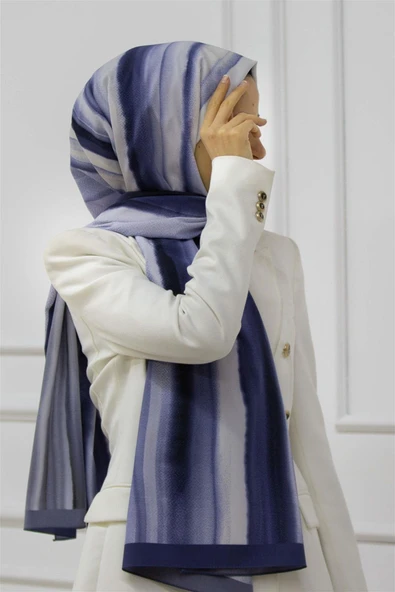 LÜKS MEDİNE İPEĞİ SULU BOYA ÇİZGİLİ DESENLİ İNDİGO RENKLİ 75X195 KIRIŞMAZ ŞAL MOSS KREP DİKİŞ TİPİ İTALYAN DİKİŞLİ ürün görseli