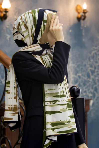 LÜKS MEDİNE İPEĞİ GEOMETRIK DESENLİ HAKİ RENKLİ 75X195 KIRIŞMAZ ŞAL MOSS KREP DİKİŞ TİPİ İTALYAN DİKİŞLİ ürün görseli 1