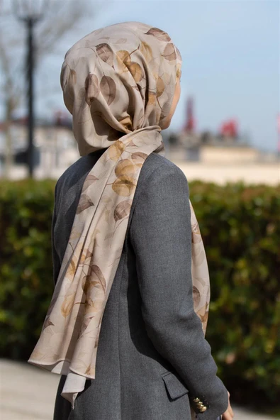 LÜKS MEDİNE İPEĞİ SONBAHAR DESENLİ GOLD RENKLİ 75X195 KIRIŞMAZ ŞAL MOSS KREP DİKİŞ TİPİ İTALYAN DİKİŞLİ ürün görseli 1