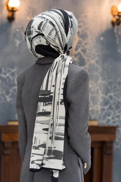 LÜKS MEDİNE İPEĞİ GEOMETRIK DESENLİ GRİ RENKLİ 75X195 KIRIŞMAZ ŞAL MOSS KREP DİKİŞ TİPİ İTALYAN DİKİŞLİ ürün görseli