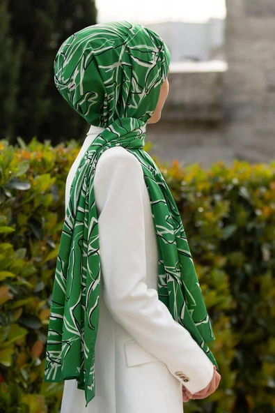 LÜKS MEDİNE İPEĞİ YAPRAK DESENLİ BENETTON YEŞİLİ RENKLİ 75X195 KIRIŞMAZ ŞAL MOSS KREP DİKİŞ TİPİ İTALYAN DİKİŞLİ ürün görseli 1