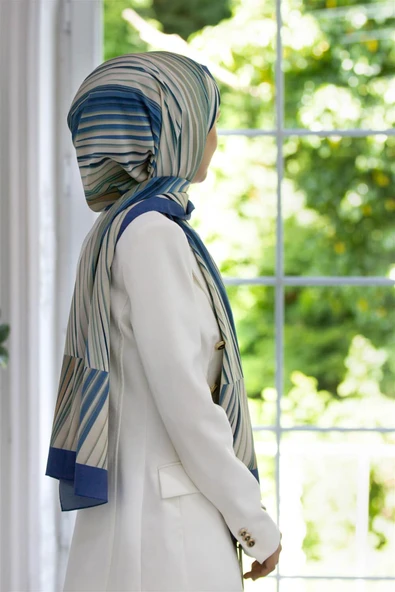 LÜKS MEDİNE İPEĞİ ÇİZGİLİ DESENLİ PETROL MAVİSİ RENKLİ 75X195 KIRIŞMAZ ŞAL MOSS KREP DİKİŞ TİPİ İTALYAN DİKİŞLİ ürün görseli