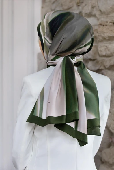 LÜKS MEDİNE İPEĞİ DALGA DESENLİ BEJ - ZÜMRÜT YEŞİLİ RENKLİ 75X195 KIRIŞMAZ EŞARP MOSS KREP DİKİŞ TİPİ İTALYAN DİKİŞLİ ürün görseli