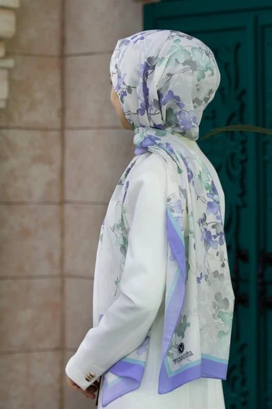 LÜKS MEDİNE İPEĞİ ÇİÇEK DESENLİ BEBE MAVİSİ RENKLİ 75X195 KIRIŞMAZ ŞAL MOSS KREP DİKİŞ TİPİ İTALYAN DİKİŞLİ ürün görseli