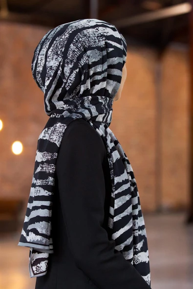 LÜKS MEDİNE İPEĞİ ZEBRA DESENLİ GRİ - SİYAH RENKLİ 75X195 KIRIŞMAZ ŞAL MOSS KREP DİKİŞ TİPİ İTALYAN DİKİŞLİ ürün görseli 1