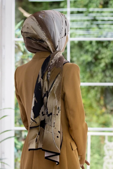 LÜKS MEDİNE BATİK DESENLİ BEJ - SÜTLÜ KAHVE RENKLİ 75X195 KIRIŞMAZ ŞAL MOSS KREP DİKİŞ TİPİ İTALYAN DİKİŞLİ ürün görseli